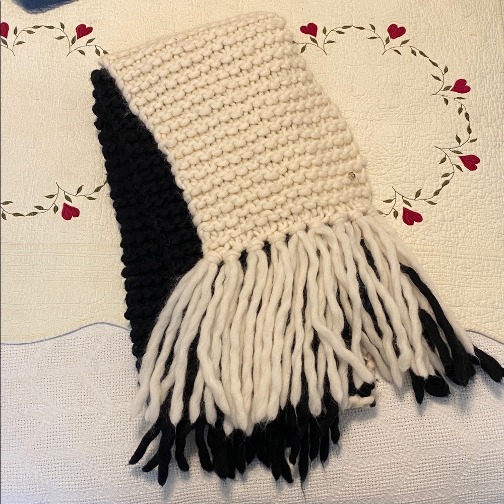 Kate Spade Two Tones Wool Knit Chunky Scarf in Black Cream